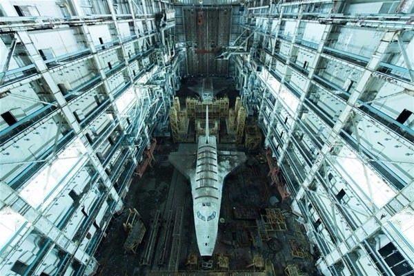 <p>Kazakistan’daki Buran uzay programı 1970’lerde başlamış, Sovyetler Birliği’nin çöküşünün ardından sona ermişti. Oraya varmak için 180 km çöl yolculuğu, ayrıca yasak bölgede 45 km yürümek gerekti. Terk edilmiş hangarda hala kullanımda olan bir roket türünün iskeleti bulunuyordu.</p>
