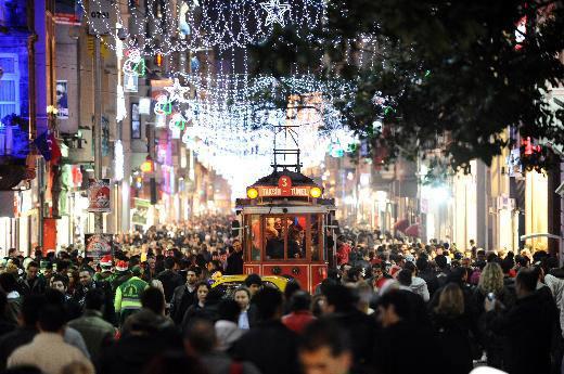Geçen yıl Türkiye'de istihdama katılma oranı en fazla olan meslek grubu yüzde 88,1 ile veterinerlikte gerçekleşti. Meslekler arasında en düşük katılım ise yüzde 72,3 ile öğretmen eğitimi ve eğitim bilimlerinde oldu. Türkiye İstatistik Kurumu (TÜİK) verilerine göre, 2012 yılında Türkiye'de istihdama katılım oranı yüzde 50 oldu. Bu oran 2011 yılında gerçekleşen yüzde 49,9 ile karşılaştırıldığında yüzde 0,1 artış gösterdi.