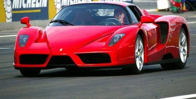 Michael Schumacher Ferrari'nin en ekstrem otomobillerinden biri olan Enzo'nun içinde... Enzo'nun V12'si 651 beygir güç üretiyor.