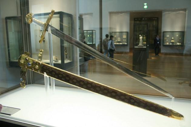 Fransızların ünlü kralı Şarlman'ın (Charlemagne)’ kılıcı.. Joyeuse ismiyle bilinen kılıç, Şarlman ile beraber gömülmüştür. Efsanevi kılıç bugün Louvre Müzesi'nde..
