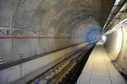 <p>Hangi güzergâhlarda çalışacak?</p>
<p>Marmaray; İstanbul Boğaz geçişi hariç, mevcut banliyö hattının güzergâhı üzerinde çalışacak. Ancak İstanbullular şimdilik sadece Kadıköy ile Kazlıçeşme arasındaki 13.5 kilometrelik yeraltı bölümünden faydalanacak. Çünkü geri kalan Kazlıçeşme-Halkalı, Haydarpaşa- Pendik arasındaki 62.5 kilometre için resmi açıklamalara göre iki yıl daha beklememiz gerekiyor. Zaten buhaber hazırlanırken pek çok istasyon hâlâ tamamlanamamıştı, inşaat faaliyeti son hız devam ediyordu.</p>