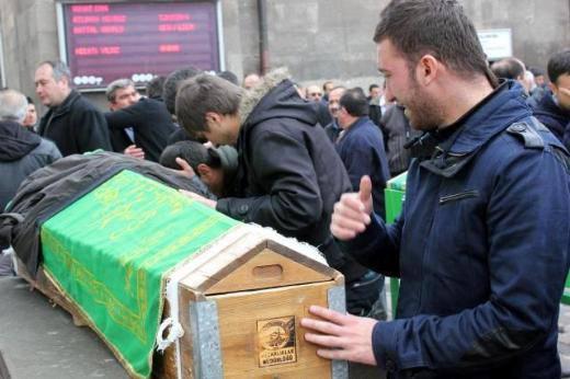 Beklenmedik ölümüyle sevenlerini yasa boğan Uğurlu için, Hunat Camii'nde öğleleyin kılınan namaz ardından cenaze namazı kılındı.