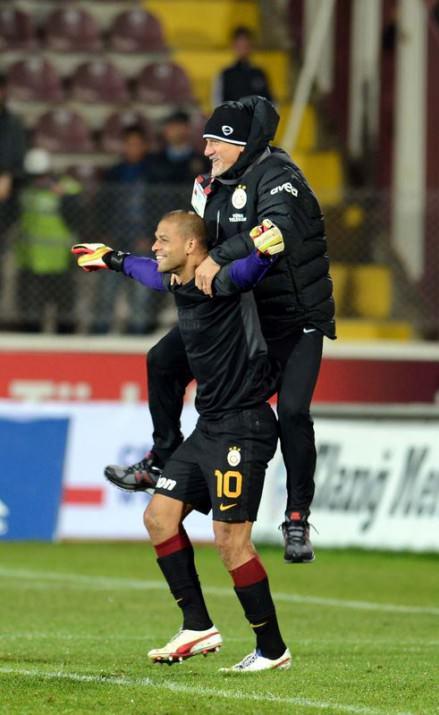 Fatih Terim herkesin herseyi yapabilecegi bir takim yapmis: Muslera penalti atiyor, Melo penalti kurtariyor.