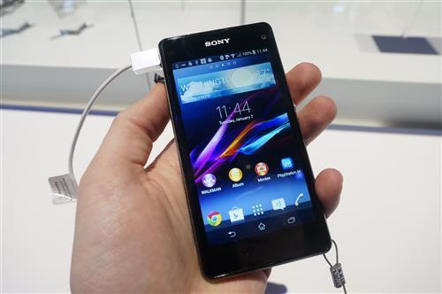 <p><strong>Sony Xperia Z1 Compact</strong><br />S5 karşısında: Z1 Compact daha kolay kullanılıyor ve S5 kadar üst sınıf hissediliyor. Snapdragon 800 ile performansı çok yüksek, belleği de arttırılabiliyor. Ayrıca, S5'den daha korumalı bir yapıya sahip. Z1 Compact ile denize dalış yapabilirsiniz.</p>