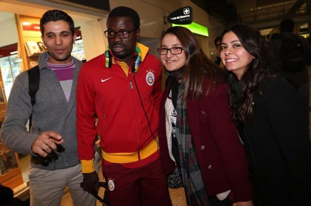 Şampiyonlar Ligi'ndeki temsilcimiz Galatasaray, grubundaki son maçı oynamak için dün akşam Portekiz'e gitti. Portekiz'deki gurbetçi Sarı-Kırmızılı taraftarlar Galatasaray kafilesini havaalanı çıkışında karşıladı.