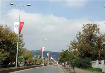 AY-YILDIZLI DİREKLER:  Ana caddelerde siyah metal elektrik direklerinin tepelerinde, uçları yukarı dönük bir hilâlin içine oturtulmuş tek bir yıldızdan oluşan alemler vardı. 1930’lardan bu yana şehrin değişmez mobilyalarından olan ay-yıldızlı direkler, 1980’lerde teker teker kaldırılarak, yerlerine beton düz direkler dikildi.