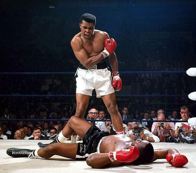 MUHAMMAD ALI VE SONNY LISTON 25 Mayıs 1965 Muhammed Ali 1965'teki bir başka ünvan maçında, Liston'u ilk turda nakavt ederek ünvanını korumuştu.