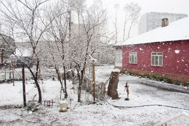 <p>Lapa lapa yağan kar nedeniyle ilçe merkezi kısa sürede beyazlara bürünürken, meteoroloji yetkilileri kar yağışının akşam saatlerine kadar aralıklarla süreceğini bildirdi.</p>