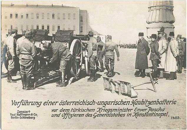 <p> Harbiye Nazırı Enver Paşa ve kurmayları İstanbul'da Avusturya-Macaristan yapımı havan topunu denetliyor.</p>