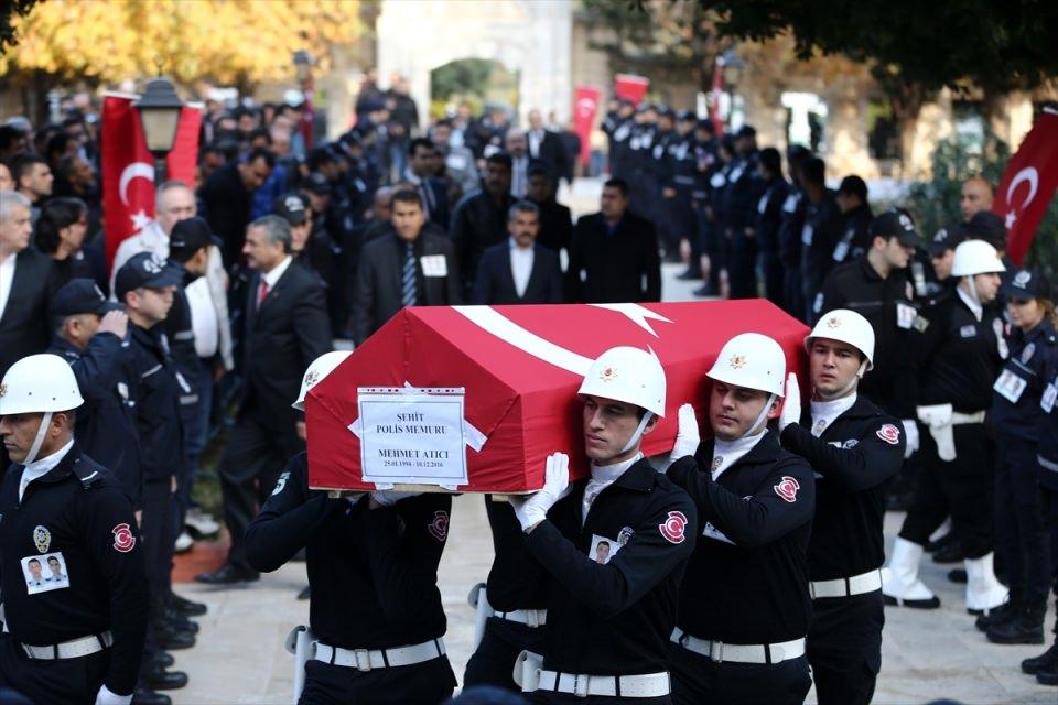 <p>Bekar olan ve 7 Temmuz 2016'dan bu yana İstanbul'da çalışan şehit Mehmet Atıcı'nın cenazesi de defnedilmek üzere İmamoğlu ilçesine gönderildi.</p>

<p> </p>
