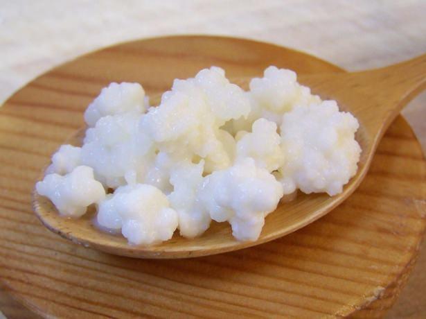 <p><strong>Kefir</strong></p>
<p>Bağışıklık kuvvetlendirici, gençlik iksiri, her derde deva kefir, doğal mı doğal bir Kafkasya içeceğidir.Sütün mayalanması ile elde edilen fermente bir içecek. Kefirin mayasını çoğaltarak evde de kefir yapabilirsiniz.</p>