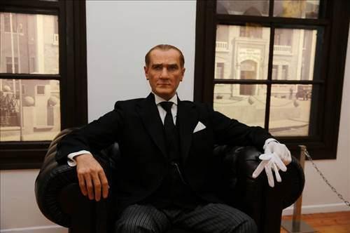 Atatürk'ün yaşamına ait kesitlerin güçlü bir görsellik ve bilgilendirmeyle ziyaretçilere sunulduğu mekanda, arşivlerden elde edilen bilgi ışığında hazırlanan panolar ve belgesel filmlerle ziyaretçilere etkileyici bir ortam sunuluyor.
