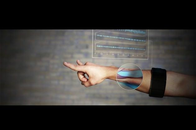 <p>MYO pazubandı koluna takan kullanıcılar, el ve kol hareketleri ile cihazın eşleştiği cihazı istediği gibi kontrol edebiliyor.</p>