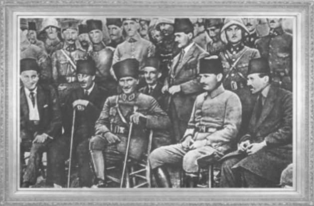 Gazi Mustafa Kemal Paşa, Adapazarı'nda İstanbul'dan gelen gazetecilerle (1922)