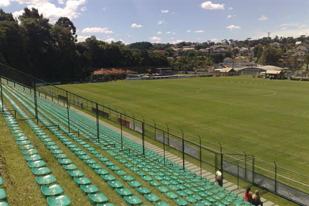 <p>Brezilya; Eco Stadyumu Brezilya'nın ilk yeşil ve çevreci stadı olarak biliniyor. Koltuklar bir yamacın tepesine yerleştirilmiş.</p>
