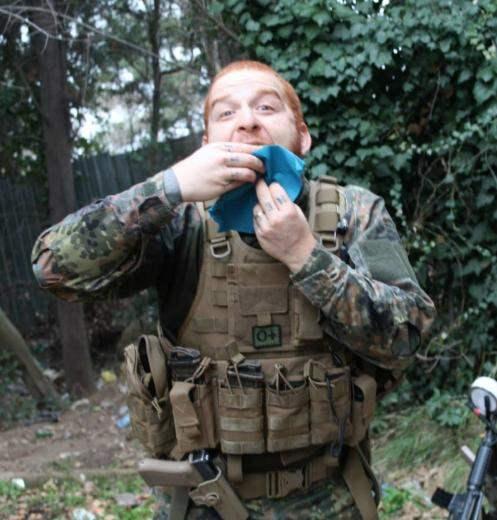 <p>O Ses T&uuml;rkiye yarışmasında j&uuml;ri &uuml;yeliği yapan Athena grubunun solisti G&ouml;khan &Ouml;zoğuz&rsquo;un &ldquo;Milsim T&uuml;rk International&rdquo; adlı bir kul&uuml;be &uuml;ye olduğu, kul&uuml;pten arkadaşlarıyla hafta sonları kamuflaj giyip savaş oyunu &ldquo;Airsoft&rdquo; oynadığı ve bu oyunlara 17 Aralık'ta tutuklanan işadamı Reza Zarrab&rsquo;ın da katıldığı ortaya &ccedil;ıktı.</p>