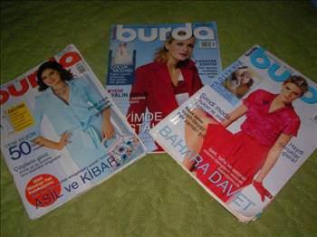BURDA MODEL DERGİSİ:  Orijinal adı “Burda Moden”di. Alman menşeliydi. O yılların şartlarına göre çok kaliteli parlak renkli ofset baskılı, incecik yaprakları olan bu dergi, kadınlar için biraz da statü sembolü olarak görüldüğünden ötürü, misafir odalarındaki sehpaların görünen kısımlarına serpiştirilirdi. Ayrıca doktorların ve kuaförlerin bekleme salonlarında da Burda’ların eski sayıları atılmayarak sehpaların üzerinde biriktirilirdi. Aylık derginin içinde, içinde bulunulan mevsimin Avrupa modasını vurgulayan manken resimleri ve altlarında da Almanca açıklamalar bulunurdu. Türkler tabii ki çoğunlukla bu açıklamaları anlayamamakla birlikte resimleri detaylı bir şekilde inceleyerek, pratik zekâlarının da vermiş olduğu bir kabiliyetle mankenin üzerindeki elbisenin aynını ivedi bir şekilde dikiverirlerdi. Sonradan derginin içine sarı sayfalardan oluşan, bir formalık Türkçe açıklayıcı ekler de konulmaya başladı. Derginin sonlara yakın sayfaları çocuk giyimine yönelikti. En son sayfalarda ise iştah kabartıcı, sanat eseri gibi süslenmiş yemek resimleri ve de altlarında bu yemeklerin nasıl yapılacağı yine Almanca olarak yer alırdı.