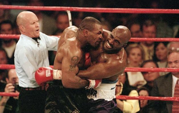 MIKE TYSON VE EVANDER HOLYFIELD 28 Haziran 1997 1997'de oynanan ağır siklet boks maçında Mike Tyson, Evander Holyfield'in kulağını ısırmıştı. Tyson'ın boksör lisansı iptal edilmiş ve 3 milyon dolarlık cezaya çarptırılmıştı.