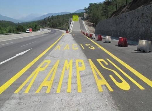 Tarsus otoyolunun yüksek eğimli bölümüne ağır taşıtların fren arızaları nedeni ile oluşabilecek can ve mal kayıplı kazaların önüne geçmek için Acil Kaçış Rampası yapıldı.
