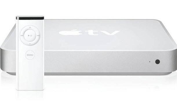 <p><strong>Apple TV (1. jenerasyon)</strong><br />
HDMI üzerinden 720p desteği, Intel işlemcisi, Wi-Fi bağlantı gibi iyi özelliklere sahip cihaz, bir takım kısıtlamalarla geliyordu. Apple TV sadece H.264 veya MP4 videolarını çalabiliyordu. iTunes'dan video çalabiliyor, ancak film kiralamaya izin verilmiyordu. Akış ise tamamen bilgisayarınızda kurulu iTunes üzerinden gerçekleştiriliyordu.</p>
