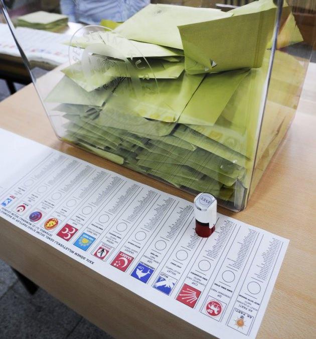 <p><strong>Çankırı'nın Şabanözü ilçesi</strong></p>
<p>AK Parti adayının 4 oy farkla belediye başkanlığını kazandığı Çankırı'nın Şabanözü ilçesinde, MHP'nin itirazını değerlendiren İl Seçim Kurulu Başkanlığı da seçimleri iptal etti.</p>
