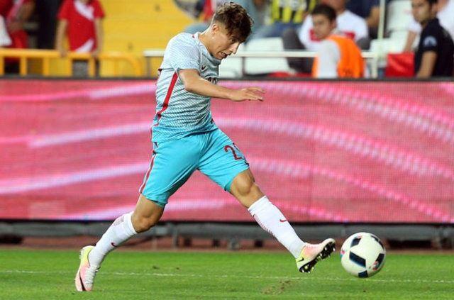 <p>Denizli, transfer listesinin ilk sırasına Arjantinli genç yıldız Martin Benitez’i yazmış ancak G.Saray yönetimi, 8 milyon Euro bonservis bedeli istenen genç oyuncuyu alamamıştı.</p>
<p> </p>