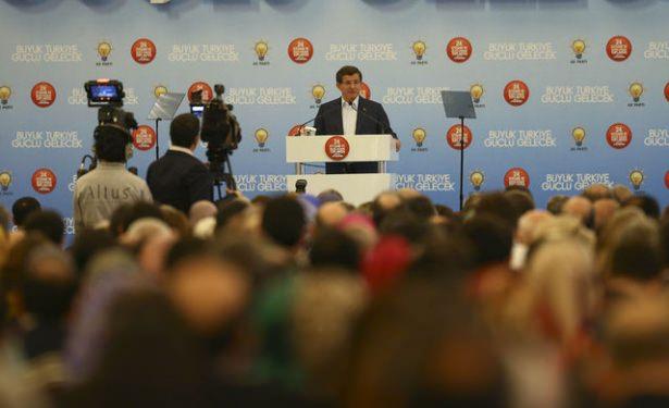 <p>Başbakan öğle yemeğini Doğu ve Güneydoğu’dan gelen il ve ilçe başkanları ile yedi. 22 il ve ilçeden 40 başkanı eşleriyle birlikte ağırlayan Davutoğlu’nun, “Zor şartlarda görev yapıyorsunuz. Siz demokrasi fedailerisiniz” dediği öğrenildi.</p>