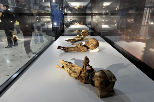 <p>Kapadokya’nın 11 bin yıllık tarihine ışık tutan Aksaray Müzesi, teşhir ve tanzim çalışmasının tamamlanmasıyla yeniden ziyarete açıldı. Üçüncü teşhir salonunda Asur ticaret kolonilerinin Anadolu’daki en önemli merkezlerinden olan Acemhöyük’ten, bilimsel kazılarla çıkartılan eserler sergileniyor.</p>