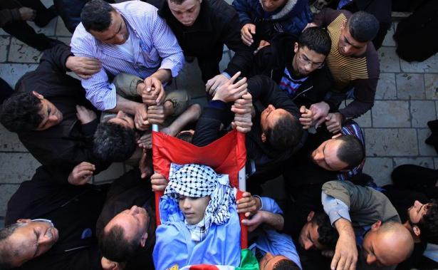 <p>Nablus'taki Rafidia Hastanesi'nden alınan Duveykat'ın naaşı, Beyta k&ouml;y&uuml;nde kılınan cenaze namazının ardından, k&ouml;y mezarlığına defnedildi.</p>
