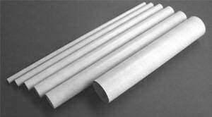<p>KAĞIT KÜLAH FIRLATMA BORULARI: Çocukların, nalburlardan ortalama 30 santim uzunlukta kestirerek satın aldıkları gri renkli, sert plastik su boruları, 70’li ve 80’li yıllarda, onların hain emellerine alet olan bir silâh şeklinde kullanıldılar. Cephaneleri, defterlerinden kopardıkları dikdörtgen kâğıtlar olup, çocuklar bunları bellerindeki kemere tomar halinde tuttururlardı. Açık kalmış bir pencere gördüklerinde derhal bu tomardan bir kâğıt koparıp, ucu sivriltilmiş bir külâh haline getirerek borunun ucuna sokarlar ve ardından da nişan aldıkları istikamete doğru üflerlerdi. Külâh ok gibi borunun öbür ucundan fırlar ve pencereden içeriye hızla girerdi. Bu oyun, genelde yaz tatillerinde çocuklara müthiş zevk veren bir eğlence olmakla birlikte, onca işleri arasında misafir odalarını doldurmuş bu davetsiz misafirleri toplayarak imha etmek zorunda kalan ev kadınları için aynı şey söylenemezdi. İstanbul’un otuz dereceyi aşan bunaltıcı günlerinde kamışlı hain veletler uzaklaşana kadar mecburen camlar kapatılırdı. Bazen de çocuklar kendi aralarında gruplar oluşturarak birbirleriyle külâh savaşı yaparlardı. Daha azgınca olanları kâğıt külâhın sivri kısmının ucuna bir de toplu iğne sapladıkları için birtakım istenmeyen kazalar da meydana gelirdi.</p>
