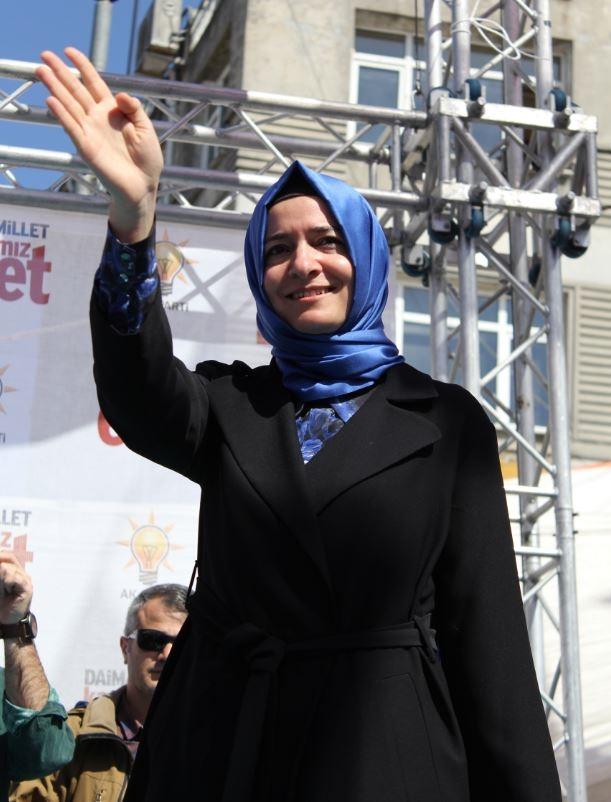 <p>Kürsüden halkı 'Rabia' işareti ile selamlayan Bakan Kaya'nın vakarı, kürsüde de dikkat çekti.  </p>
