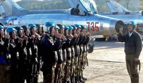 <p><strong>Kuzey Kore Hava Kuvvetleri: 661 savaş uçağı </strong></p>
<p>Kişi başına düşen yıllık gelir sıralamasında 175'inci sırada olan Kuzey Kore (Kore Halk Cumhuriyeti), gayrı safi milli hasılasının büyük bir bölümünü askeri harcamalarda kullanıyor. Buna karşın hakkında çok az bilgi bulunan Kuzey Kore Hava Kuvvetleri uçaklarının çok eski olan Çin J-5 ve Sovyet yapımı Mig-21'lerden oluştuğu biliniyor. Yaptırımlar nedeniyle tarihi eser sayılan uçaklara yedek parça da bulunamıyor.  </p>