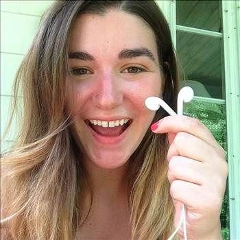 <p>5. Kulaklığınızı kullanarak fotoğraf çekebilirsiniz! Kulaklığınızın üstündeki Volume + tuşuna basarak kamera modundayken fotoğraf çekebilirsiniz! Artık selfielerinizde kolunuzun gözükmesine gerek yok.</p>