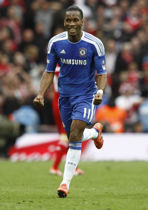 Golcü oyuncu artık, Premier Lig kulüplerinden Chelsea'nin milyarder sahibi Roman Abramoviç'in radarına girmişti. 2004 yılında, 27 milyon euro karşılığında Chelsea'ye transfer olan Drogba, kısa süre içinde kulübün sembol isimlerinden biri haline gelecekti.