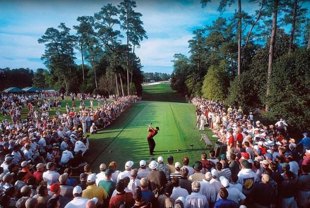 TIGER WOODS 8 Nisan 2001 Bu fotoğraf, dünyaca ünlü golfçü Tiger Woods'un üst üste dördüncü şampiyonluk sevincini yaşatacak vuruşlarına başlarken çekilmişti.