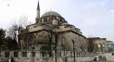 <p>İstanbul İl Özel İdaresi, şehir genelinde yer alan eski yapıları yenilemeye devam ediyor. Fatih Fevzi Paşa Caddesi'nde yer alan Atik Ali Paşa Camisi'nin restorasyonu 2 milyon 116 bin liraya mal olacak. İç mekan ve minarelerinde çalışma devam eden caminin restorasyonu 2014 yılında tamamlanacak.</p>
