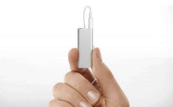 <p><strong>Düğmesiz iPod Shuffle (3. jenerasyon)</strong><br />
Sadelik sevilen bir şey olsa da iPod Shuffle'da işler biraz tersine dönmüş, cihazı daha karışık hale getirmişti. Cihazın güç ve kilit düğmesi dışında düğmesi yoktu. Kontrol etmek için uyumlu kulaklığı ve uzaktan kumandayı kullanmanız gerekiyordu. Şarkılar arasında dolaşmak için Mors kodlarına benzer sistemi kullanmak, kullanıcıları çileden çıkartmaya yetmişti.</p>
