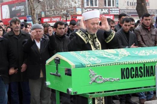 Namaza; ailesi, yakınları, forma giydiği takımların yöneticileri ve futbolcuları katıldı. Battal Uğurlu, kılınan cenaze namazının ardından Gesi-İldem Mezarlığı'nda gözyaşları içinde toprağa verildi.
