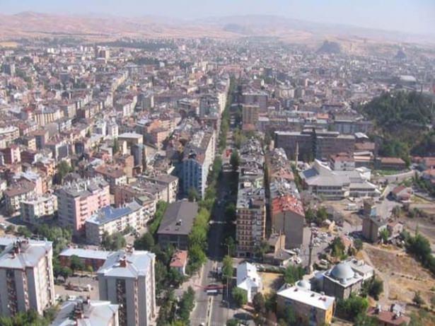 <p>İstanbul'da en fazla Sivaslı var. Peki İstanbul'da en az hangi şehirde doğanlar yaşıyor? İşte il il İstanbul'da yaşayanların sayısı...</p>

<p><br />
<strong>Sivas    </strong><br />
363.030 kişi </p>
