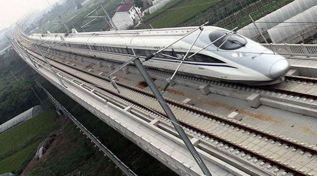 6- Çin Demiryolları CRH380A: Stocak Co tarafından üretilen Çinli elektrikli yüksek tren. 350 ile 380 kilometre arasında hızla gidiyor. 8 vagonla deneme sırasında 416 kilometre hıza çıktı. 
