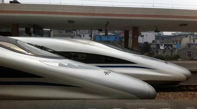 6- Çin Demiryolları CRH380A: Stocak Co tarafından üretilen Çinli elektrikli yüksek tren. 350 ile 380 kilometre arasında hızla gidiyor. 8 vagonla deneme sırasında 416 kilometre hıza çıktı. 