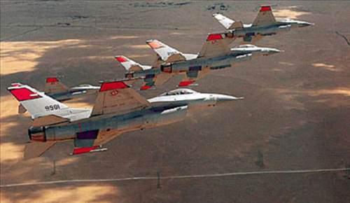<p><strong>Mısır hava Kuvvetleri: 900 Savaş uçağı </strong></p>
<p>50 bin personeli olan Mısır Hava Kuvvetleri'nde 240 adet de F-16 bulunmakta. Envanterindeki F-16 sayısını arttırmak isteyen Mısır, ülkede yaşanan darbe nedeniyle ABD ile teslimat konusunda sorun yaşamıştı. Ayrıca Mısır'da çok sayıda eski model Rus savaş uçakları da bulunuyor. </p>