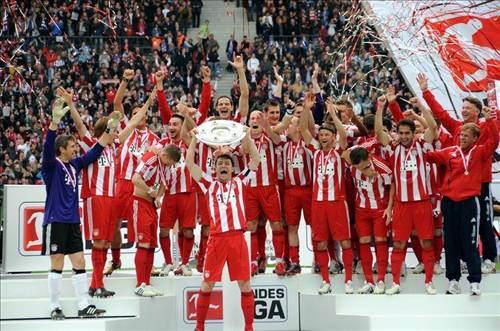 <p>Bayern Munih - FC Hollywood</p>