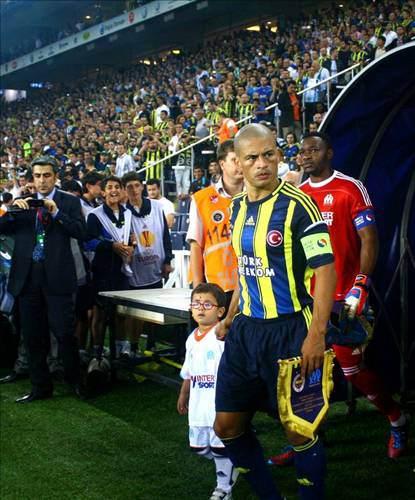 Maçta Alex'i oyundan çıkarması ile büyük tepki toplayan Aykut Kocaman sosyal medyada hedef tahtasına konuldu.