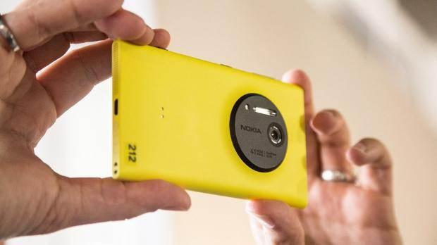 <p><strong>Nokia Lumia 1020</strong><br />Özellikler: 4.5 inç Pure Motion HD dokunmatik ekran, 1.5 GHz çift çekirdekli işlemci, BSI sensöre sahip 41 megapiksel kamera, GPS, HSPA+, LTE, WiFi, 32/64 GB dahili bellek (arttırılamıyor), NFC, Bluetooth, USB, dört bant GSM.</p>
<p>İşletim sistemi: Windows Phone 8 ve Lumia Black</p>
<p>Fiyat: 2.000 TL</p>
