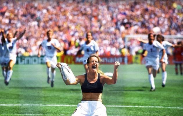 BRANDI CHASTAIN 10 Temmuz 1999 ABD Kadın Milli Takımı futbolcusu Brandi Chastain, 1999 Dünya Kupası Finali'nde takımını şampiyon ilan eden penaltı golünden sonra böyle sevinmişti.