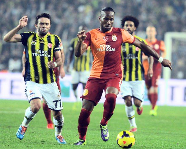 <p>Spor Toto Süper Lig'in 11. haftasında Fenerbahçe, sahasında Galatasaray'ı 2-0 yendi. Karşılaşma sonrasında ve sırasında ünlü isimler Twitter'dan birbirinden çarpıcı yorumlar yaptı. İşte o yorumlar...</p>