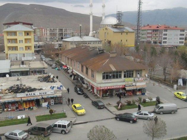 <p><strong>Bitlis'in Güroymak ilçesi</strong></p>
<p>BDP adayının 32 oy farkla seçimi kazandığı Güroymak ilçesinde AK Parti'nin itirazını değerlendiren İl Seçim Kurulu Başkanlığı, seçimleri iptal etti.</p>