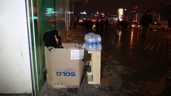 12 yaşındaki ilk&ouml;ğretim 5'nci sınıf &ouml;ğrencisi Fatih Demir, 300 Lira olan ev kirasını &ouml;demek ve kardeşlerinin okul masraflarını karşılamak i&ccedil;in haftasonları Taksim Meydanı'nda bir bankanın &ouml;n&uuml;nde mendil, su ve sakız satmaya &ccedil;alışıyor