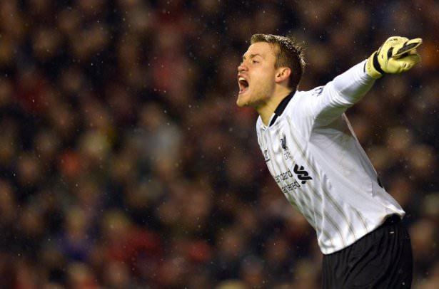 <p><strong>18- Simon Mignolet</strong><br />
<br />
Belçikalı kaleci Simon Mignolet'i AFC Sunderland'dan geçen sezon alan FC Liverpool tam 10.6 milyon Euro ödedi. Napoli'den kiralanan Pepe Reina'yı kulübeye gönderen 25 yaşındaki Simon Mignolet çok başarılı bir sezon geçirdi. FC Liverpool şampiyonluğu kıl payı kaçırdı.</p>